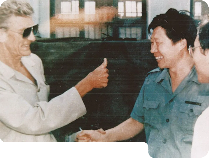 Ambassador Per Fischer gave Zhang Ruimin a thumbs up.