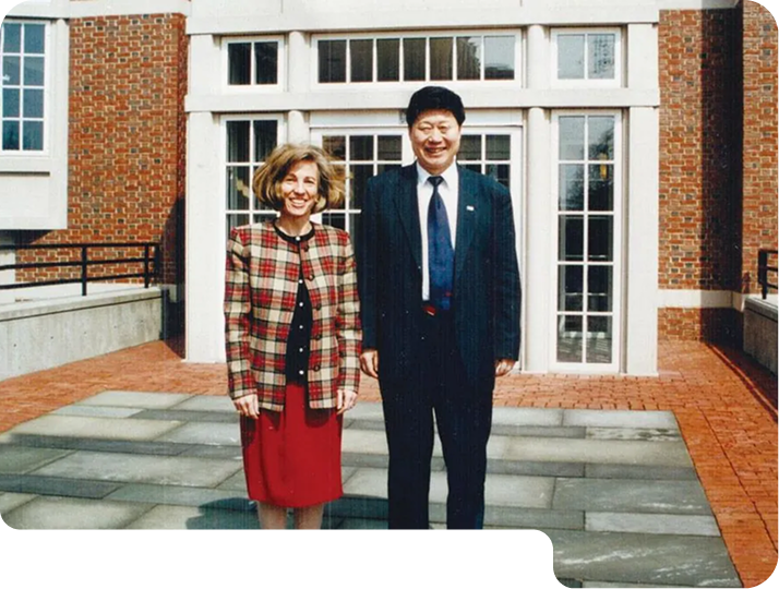 Zhang Ruimin gave a speech at Harvard and posed with Prof. Lynn Sharp Paine.